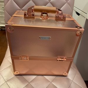 NWOT - Make Up/Jewelry Case w/ set of keys. Perfect condition. Never used.